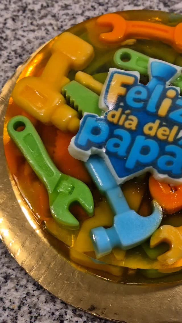 Es una combinación de gelatina de agua, leche y una hermosa frase con transfer ❤️
